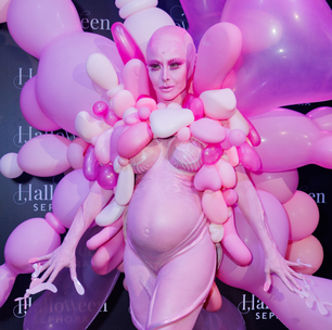 Baile de Halloween da Sephora: Sabrina Sato com fantasia de balões e Iza de Anúbis