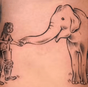 Tratador do zoológico de Sorocaba faz tatuagem em homanagem ao elefante Sandro