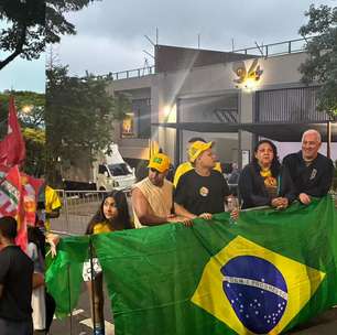 Apoiadores de Lula e Flávio Bolsonaro se aglomeram na frente da Band antes de debate; veja
