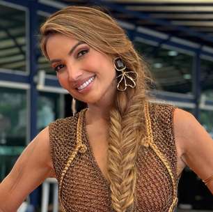 Patrícia Poeta faz 50 anos e comemora com vestido de crochê de R$ 9 mil de grife estreante no SPFW