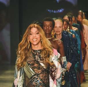 Erika Hilton encerra desfile do Apartamento 03 no SPFW, que celebra o tempo com veteranas na passarela