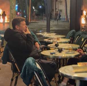 Casal é flagrado bebendo e conversando em meio a protestos em Paris