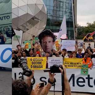 Manifestantes protestam em frente à sede da Meta em SP por suposta interferência eleitoral