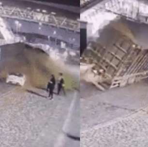 Caminhão carregado de serragem tomba sobre dois carros em Suzano