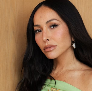 Sabrina Sato acerta com 2 vestidos estampados para gravar 'Dog House Brasil'