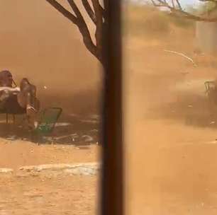 Veja idoso de 80 anos sentado em meio a redemoinho de areia no Piauí; vídeo viraliza