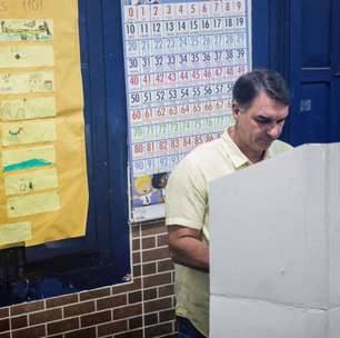 Flávio Bolsonaro fala em 'mudança' ao votar neste domingo no Rio de Janeiro