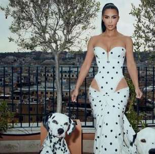 Kim Kardashian aposta em look inspirado em Cruella com dálmatas em Roma