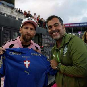 Messi acompanha partida e ganha camisa do Palmeiras