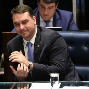 Flávio Bolsonaro descumpre ordem de Moraes e não entrega passaporte à PF