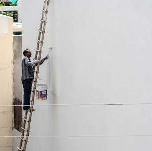 Idoso contrata pintura de fachada por R$ 12 mil, adianta R$ 7 mil via Pix e fica com a casa exposta à chuva após profissional desaparecer