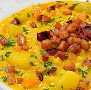 Sopa cremosa de milho de latinha preparada com bacon, macarrão e legumes em uma panela só