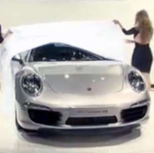 Modelos apresentam carro da Porsche no Salão do Automóvel