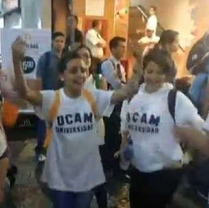 Voluntários espanhóis cantam nas ruas do Rio antes da JMJ