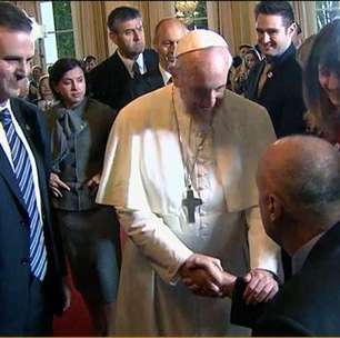 Oscar recebe benção especial do Papa e se emociona; veja