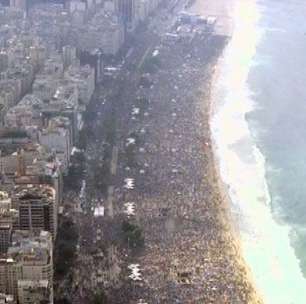 Imagens aéreas mostram multidão em praia no último dia do Papa no país