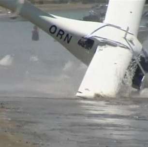 Avião faz pouso de emergência em praia e sofre acidente na decolagem