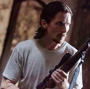 Christian Bale pega em armas pela família em Tudo por Justiça