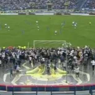 Rússia: torcida invade campo no jogo entre Zenit e Dínamo