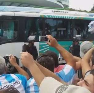 Torcedores argentinos cantam em chegada da equipe ao RJ