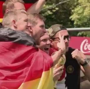 Abraço dos alemães simboliza união entre craques e torcida