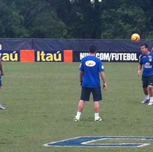 Dunga mostra habilidade em treino da Seleção Brasileira