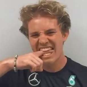 A um por hora! Rosberg responde perguntas em slow motion