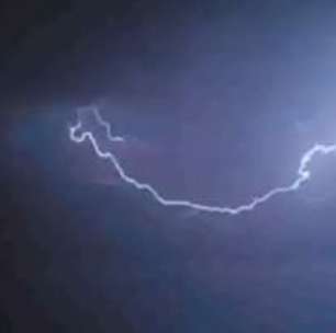 Tempestade de raios na Austrália vira "show" da natureza