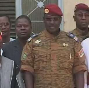 Líder de Burkina Faso promete poder a civis
