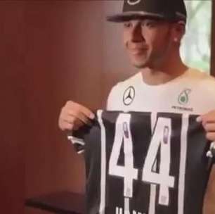Lewis Hamilton recebe a camisa do Corinthians