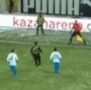 Escorregou! Gandula leva tombo na neve em jogo na Rússia