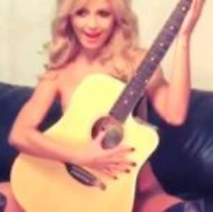 Que música! Ring girl do UFC posa só de calcinha e violão