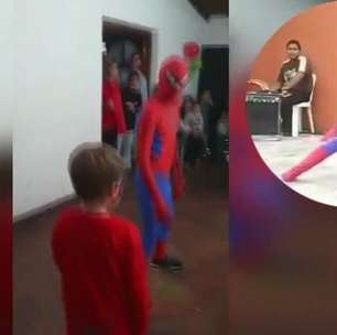 Ai! Homem-aranha cai de cara no chão em festinha infantil