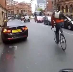 Ciclista fura sinal vermelho e bate de cara em ônibus