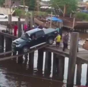 É tetra! Homem coloca caminhonete em barco por tábuas finas