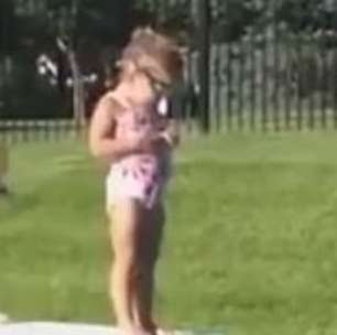 Sem noção! Bebê vira hit ao empurrar menina de trampolim