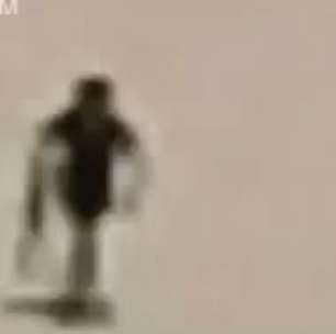 Imagens mostram atirador correndo na praia com metralhadora