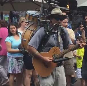 Se vira nos... Confira o show dessa banda de um homem só