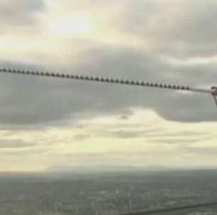 Sem rede, equilibrista anda em corda a 300 m de altura
