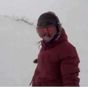 Nem reparou! Snowboarder é perseguida por urso no Japão
