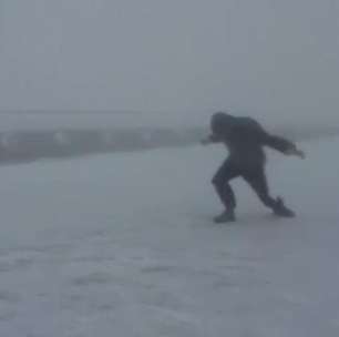 Homem luta para andar contra vento de 160 km/h