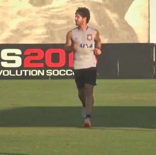 Sorridente, Pato corre e brinca com bola em seu retorno ao Corinthians