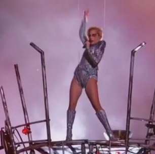 Lady Gaga brilha no show do intervalo do Super Bowl