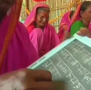 Vovós aprendem a ler e escrever em vilarejo na Índia