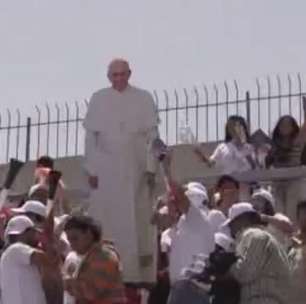 Papa rejeita "extremismo" em missa com minoria no Egito
