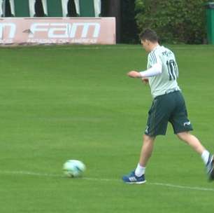 Em recuperação, Moisés corre e bate bola no campo