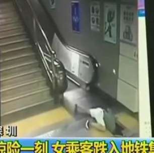 Mulher é resgatada após cair em buraco no metrô da China