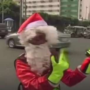 Dançando, guarda ajuda a aliviar o estresse do trânsito