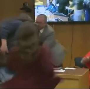 No tribunal, pai tenta agredir médico que abusou de ginastas