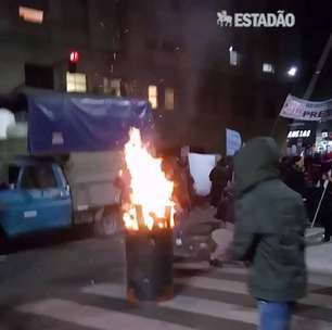 Manifestantes passam a noite na principal avenida de Buenos Aires